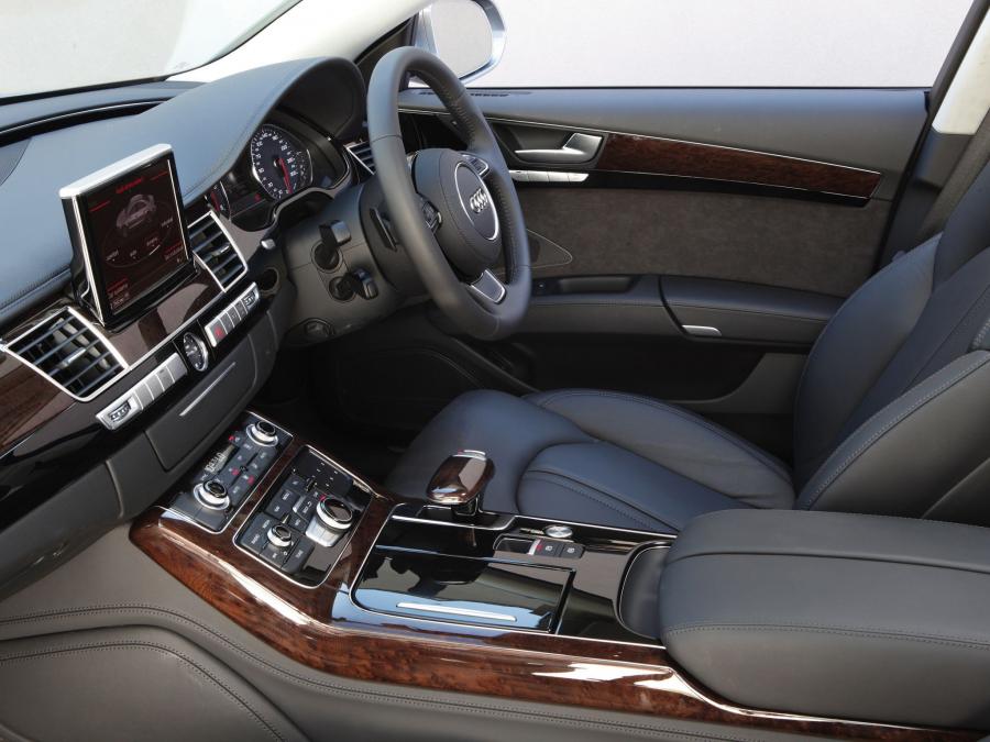 Интерьер Audi A8 3.0 TDI Quattro (D4) 2010 года  (AU) (фото 6 из 9)